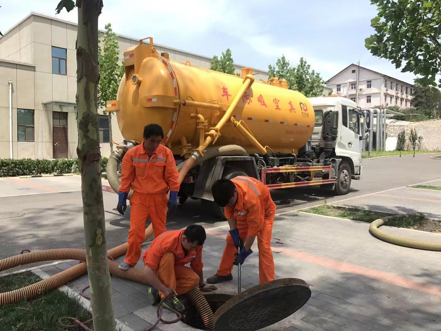 长沙管道疏通车停在窨井附近