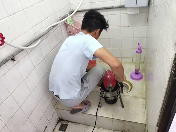 长沙管道堵塞冒臭气 专业师傅现场解决问题