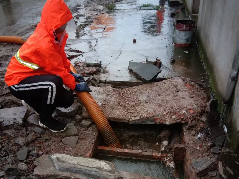 长沙专业清理污水池 炜誉市政以规范流程守护城市 “肠道”